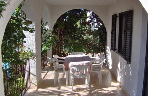 Cove Makarac (Milna) Apartment | Two bedroom apartment with terrace Milna, Brač (A-14961-a)