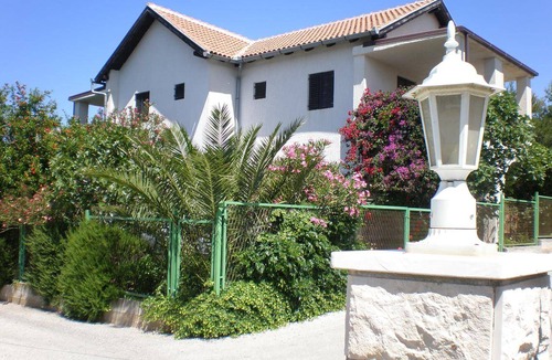 Cove Makarac (Milna) Apartment | Two bedroom apartment with terrace Milna, Brač (A-14961-a)