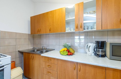 Nova Vas Apartment | Two-Bedroom Apartment Vanessa I with common Pool