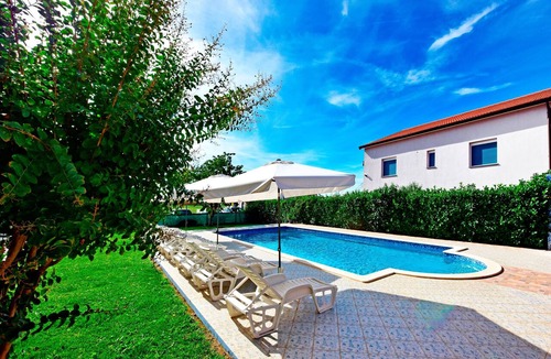 Dajla Apartment | Two bedroom apartment with a swimming pool Novigrad (A-6951-c)