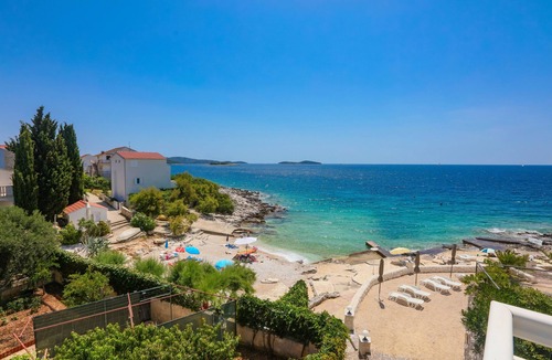 Rogoznica Apartment | Two bedroom apartment with a swimming pool by the beach Zečevo Rtić, Rogoznica (A-8366-d)