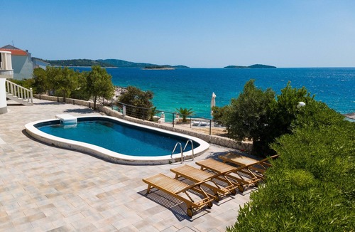 Rogoznica Apartment | Two bedroom apartment with a swimming pool by the beach Zečevo Rtić, Rogoznica (A-8366-d)