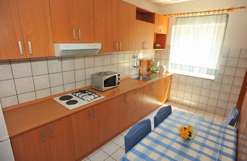 Sutivan Apartment | Two bedroom apartment with terrace and sea view Sutivan, Brač (A-16846-b)