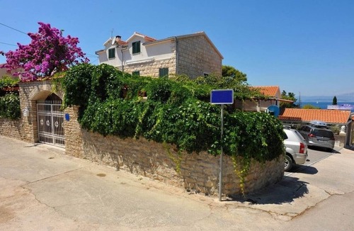 Sutivan Apartment | Two bedroom apartment with terrace and sea view Sutivan, Brač (A-16846-b)