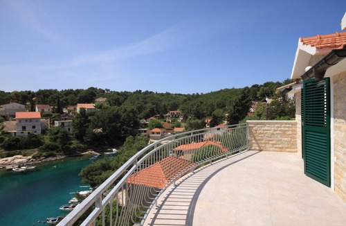 Cove Basina (Jelsa) Apartment | Two bedroom apartment near beach Basina, Hvar (A-8754-a)