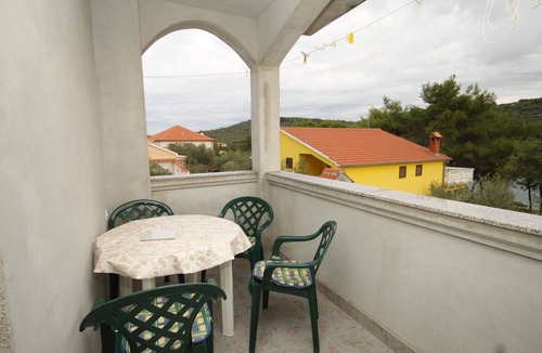Municipality of Kali Apartment | Two bedroom apartment near beach Cove Mala Lamjana, Ugljan (A-8461-c)