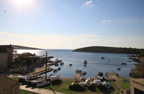 Rukavac Apartment | Two bedroom apartment near beach Rukavac, Vis (A-1154-e)
