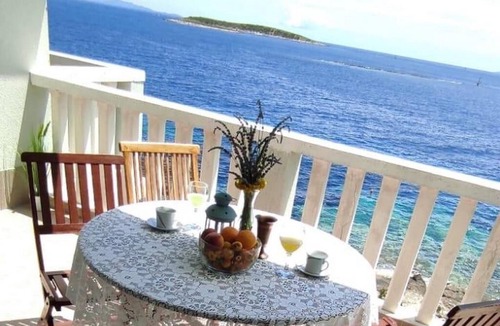 Milna Apartment | Two bedroom apartment near beach Milna, Vis (A-3036-a)