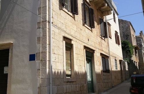Komiza Apartment | Two bedroom apartment with terrace Komiža, Vis (A-25233-a)