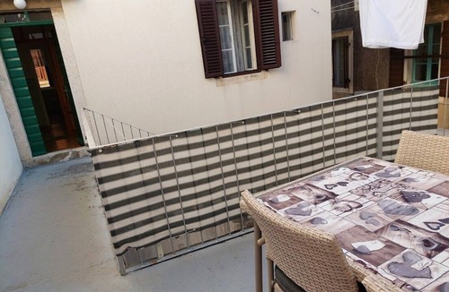 Komiza Apartment | Two bedroom apartment with terrace Komiža, Vis (A-25233-a)