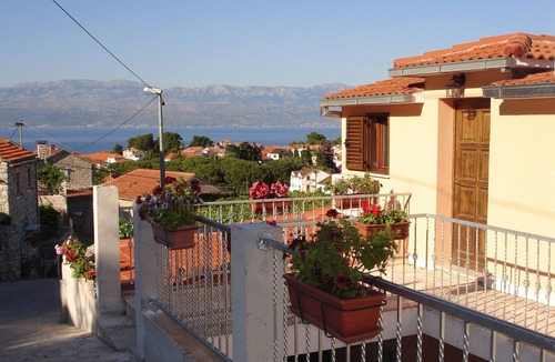 Sutivan Apartment | Two bedroom apartment with terrace and sea view Sutivan, Brač (A-745-a)