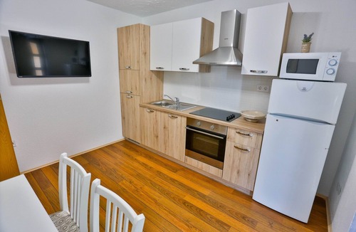 Sutivan Apartment | Two bedroom apartment with terrace and sea view Sutivan, Brač (A-752-f)