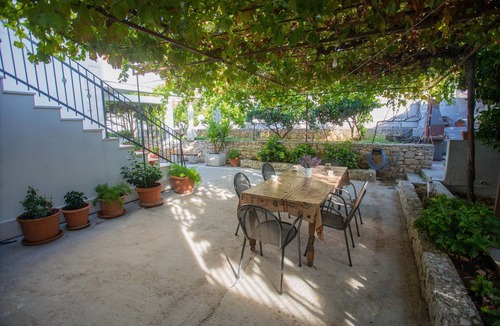 Sutivan Apartment | Two bedroom apartment with terrace and sea view Sutivan, Brač (A-752-f)