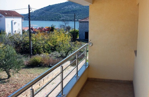 Vinisce Apartment | Two bedroom apartment with terrace and sea view Vinišće, Trogir (A-5229-b)