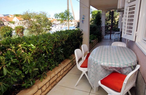 Vrboska Apartment | Two bedroom apartment with terrace and sea view Vrboska, Hvar (A-541-a)