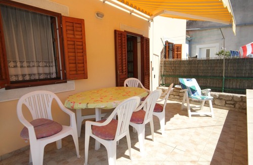 Osor Apartment | Two bedroom apartment with terrace Osor, Lošinj (A-8088-b)