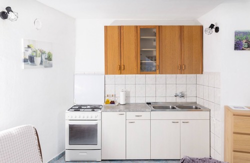 Gdinj Apartment | Two bedroom apartment with terrace and sea view Cove Pobij, Hvar (A-7506-a)