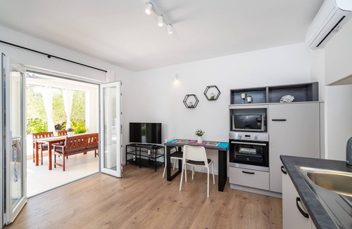 Mandre Apartment | Two bedroom apartment with terrace Mandre (Pag) (A-13015-a)