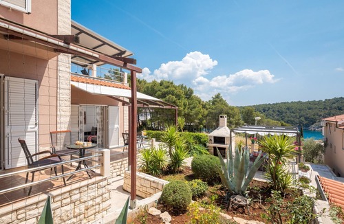 Cove Osibova (Milna) Apartment | Two bedroom apartment with terrace and sea view Cove Osibova, Brač (A-12062-b)