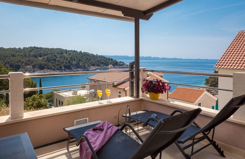 Cove Osibova (Milna) Apartment | Two bedroom apartment with terrace and sea view Cove Osibova, Brač (A-12062-b)