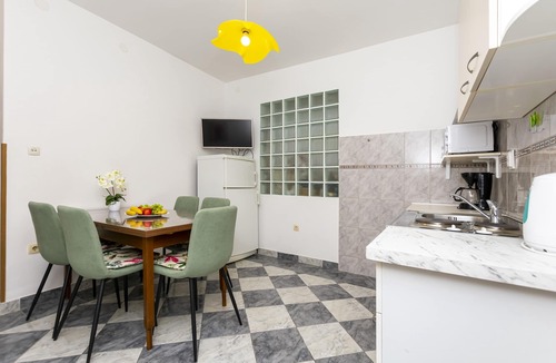 Omis Apartment | Two bedroom apartment with terrace and sea view Omiš (A-20787-b)