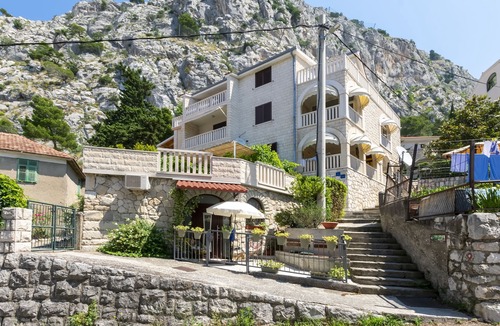 Omis Apartment | Two bedroom apartment with terrace and sea view Omiš (A-20787-b)