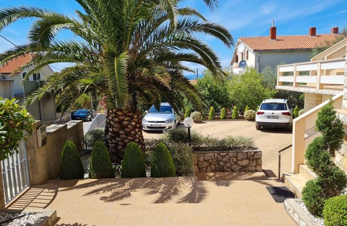 Lun Apartment | Two bedroom apartment with terrace and sea view Lun, Pag (A-4062-a)