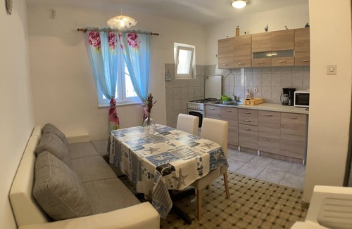 Lun Apartment | Two bedroom apartment with terrace and sea view Lun, Pag (A-9395-b)