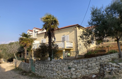 Lun Apartment | Two bedroom apartment with terrace and sea view Lun, Pag (A-9395-b)