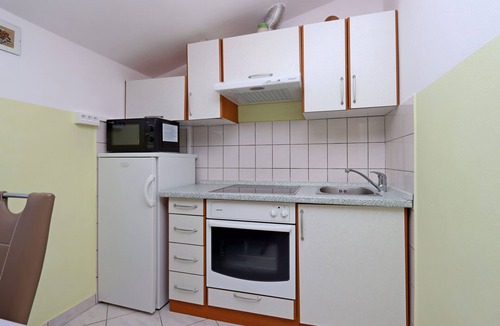 Mundanije Apartment | Two bedroom apartment with balcony and sea view Mundanije, Rab (A-21543-a)