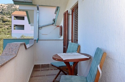 Mundanije Apartment | Two bedroom apartment with balcony and sea view Mundanije, Rab (A-21543-a)