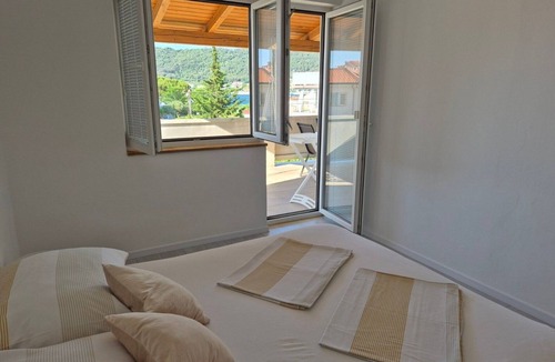 Rab Town Apartment | Two bedroom apartment with hot tub Supetarska Draga - Donja, Rab (A-25308-d)