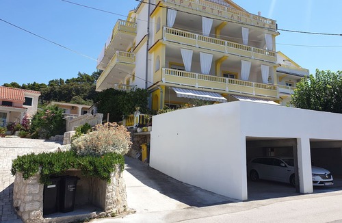 Rab Apartment | Two bedroom apartment with terrace Banjol, Rab (A-5041-a)