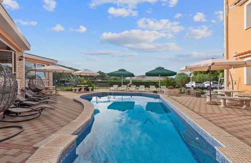 Kraj Apartment | Two bedroom apartment with a swimming pool by the beach Kraj, Pašman (A-334-d)