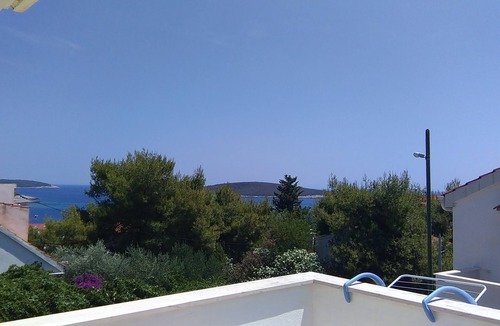 Rukavac Apartment | Two bedroom apartment with terrace and sea view Rukavac, Vis (A-13337-b)