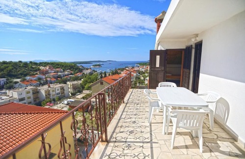 Krizna luka Apartment | Two bedroom apartment with terrace and sea view Hvar (A-4047-d)