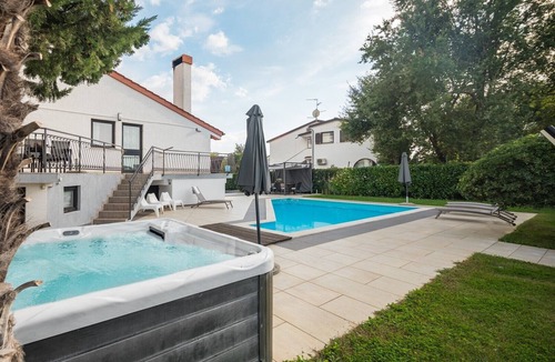 Stranici kod Nove Vasi Villa | Ultimate Relaxation at Our Beautiful Villa: Private Pool, Jacuzzi, and BBQ Near Poreč