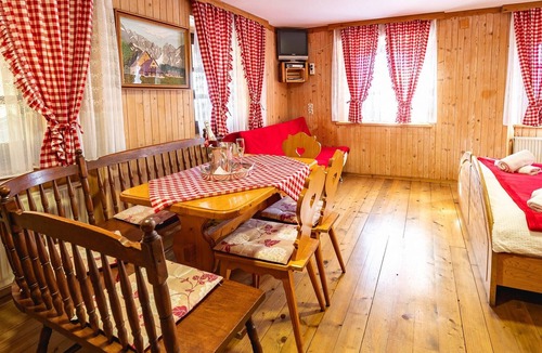 Radovljica Apartment | V. APP at Slovenian Traditional Guesthouse