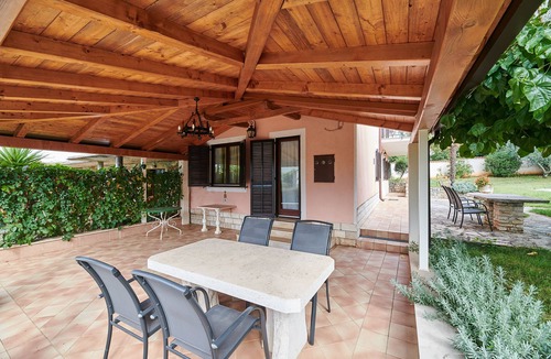 Valica House | Vacation Home in Umag-Valica, Near the Beach, 3 Bedrooms, 3 Bathrooms