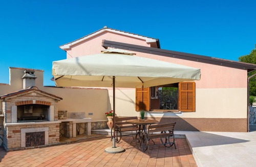 Tinjan House | Vacation home Medica by Interhome