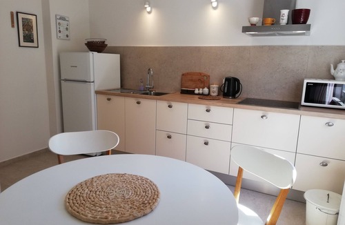 Koper Apartment | Vila Flori N2: Quiet House with Garden & Kiwi Pergola – 12 min walk to the beach