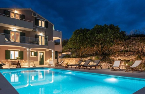 Split Villa | Vila Obzor with a heated pool