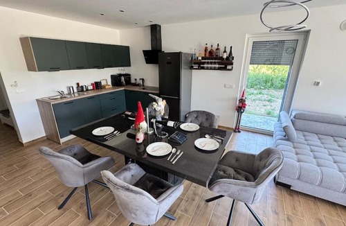 Postojna Villa | Villa AMULET - Spacious 3BR Villa near Postojna Cave