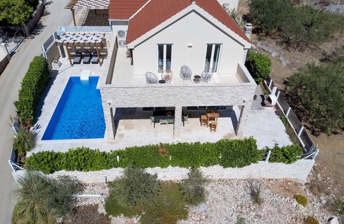 Pitve Villa | Villa Anouk - Modern Villa with Pool & Spa