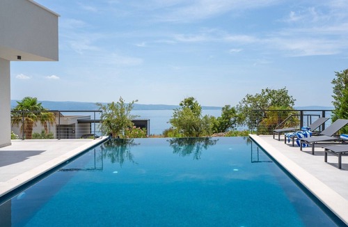 Podstrana Villa | Villa Apolina 4-en-suite bedrooms, heated 36sqm pool, sea views, beach 1km