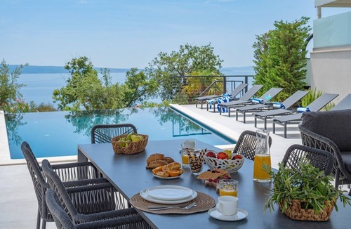 Podstrana Villa | Villa Apolina 4-en-suite bedrooms, heated 36sqm pool, sea views, beach 1km
