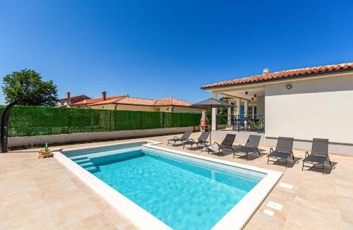 Jursici Villa | Villa Azurno by Villa Plus
