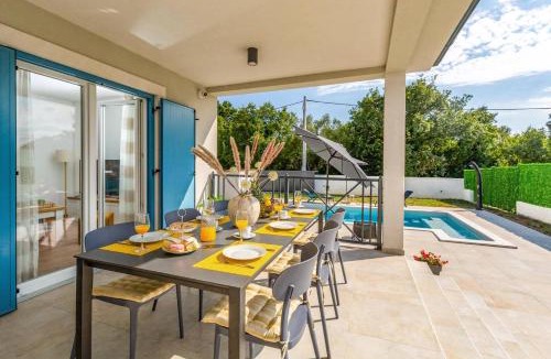 Jursici Villa | Villa Azurno by Villa Plus