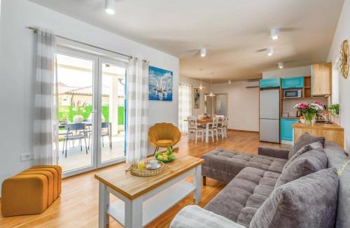 Jursici Villa | Villa Azurno by Villa Plus