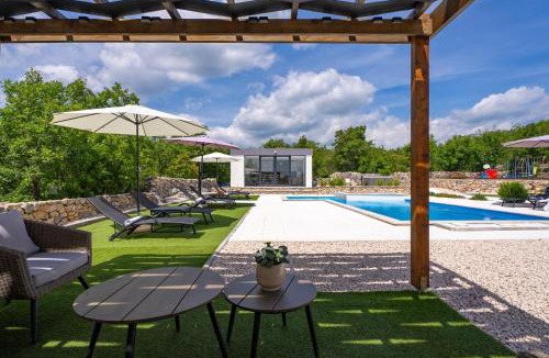 Podbablje Villa | Villa Begovina with a private pool, Hot-Tub, 4 bedrooms